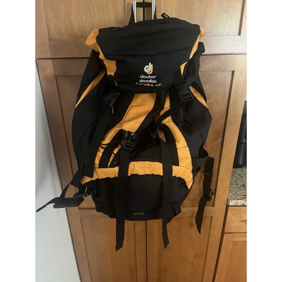 Deuter Aircomfort Futura 42 Backpack - Used - Black/Yellow - Picture 1 of 8